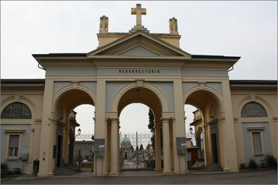 immagine dell'ingresso del cimitero urbano