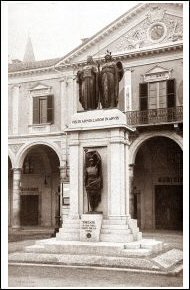 Palazzo Municipale e monumento ai caduti